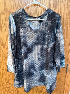 Womens V-Neck Textured Tunic Top in Black and Tan. Size Large